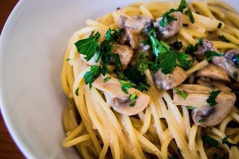 Espaguetis carbonara veganos sin gluten